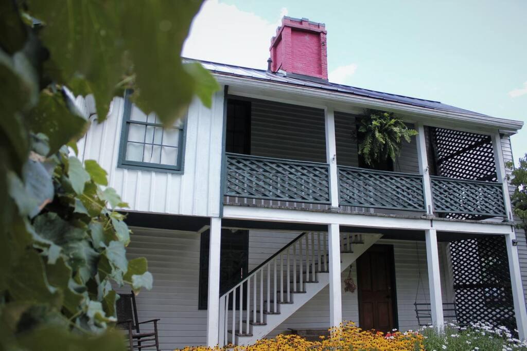 Upstairs Historic 1 Bedroom 1 Bath Suite With Mini-Kitchen, Porch & River Views Elkins Exterior foto